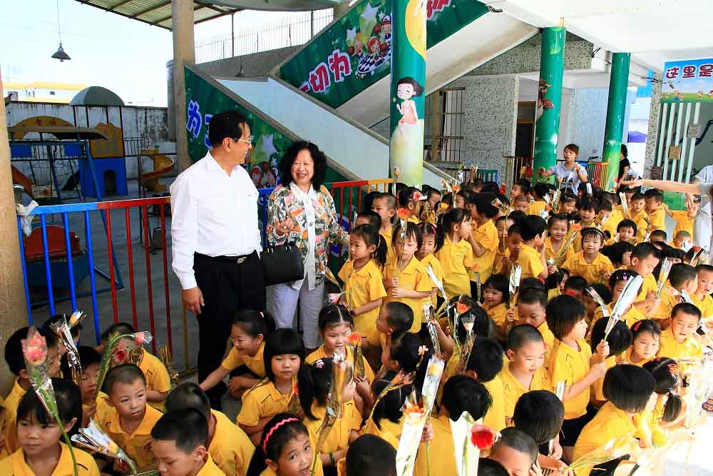 魏基成伉儷在廣東省揭陽市精培幼兒園與孩子們見面