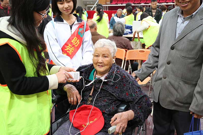 廣東肇慶數(shù)千名聽(tīng)障人士重獲新聲（攝影 姜長(zhǎng)庚）