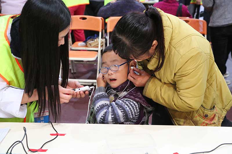 廣東肇慶數(shù)千名聽障人士重獲新聲（攝影 姜長庚）