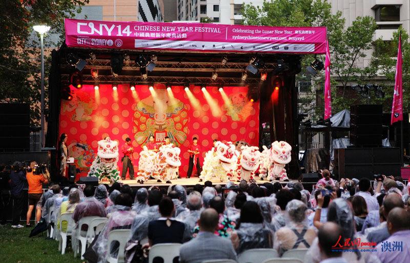 嘉賓和市民們冒雨觀看醒獅表演（攝影 馬小龍）