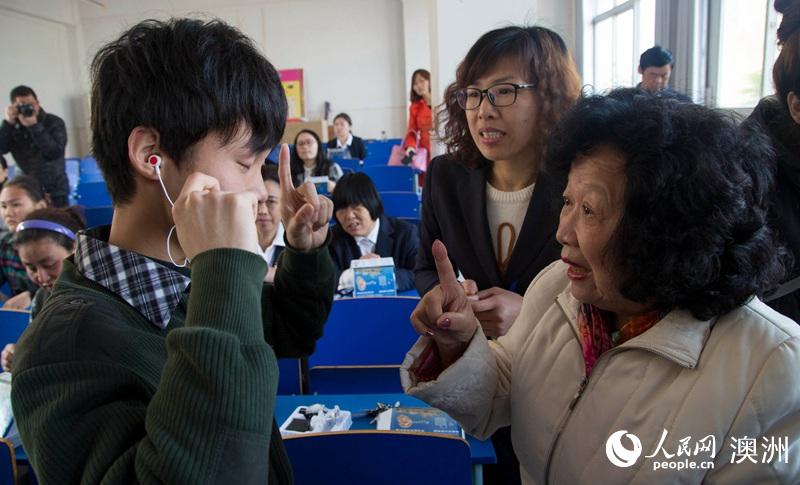 澳慈善家魏基成夫婦再次到湖北為聽障人士“送聲音”（攝影 賀吉）