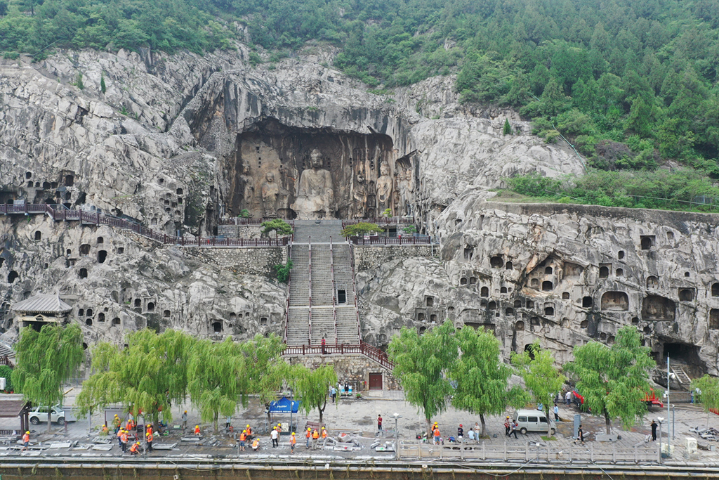 河南洛陽(yáng)：工作人員修復(fù)龍門石窟